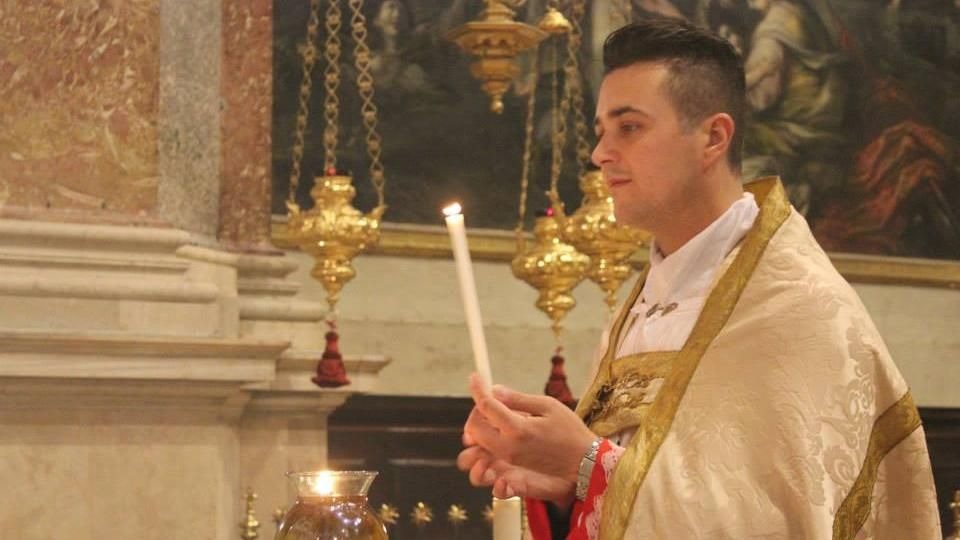 Condenan a párroco italiano por robar dinero de iglesia para usarlo en drogas