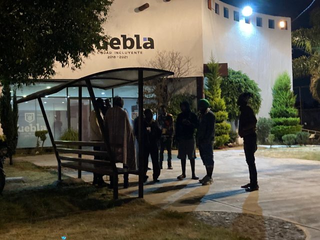 Desalojan a 16 migrantes de Polideportivo Xonaca; 2 menores duermen en calle