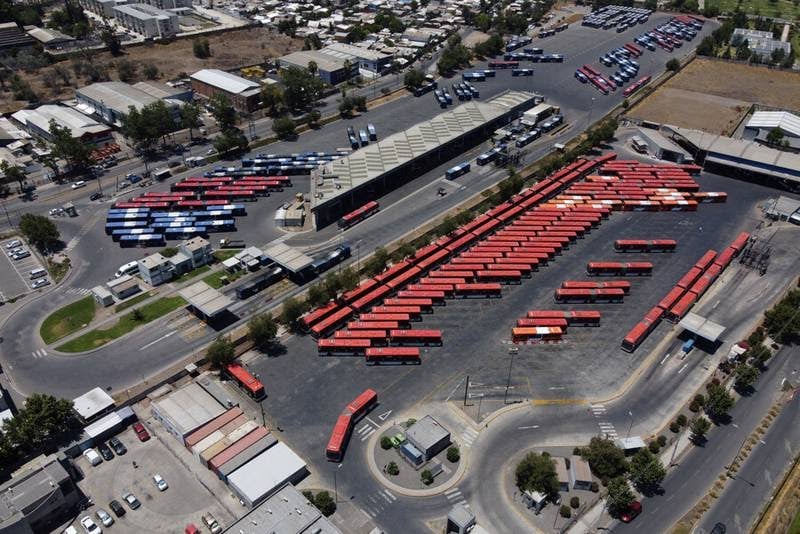 Alcaldes de RM a Gobierno: «No queremos más puntos de prensa, queremos buses en las calles para que nuestros vecinos puedan votar»