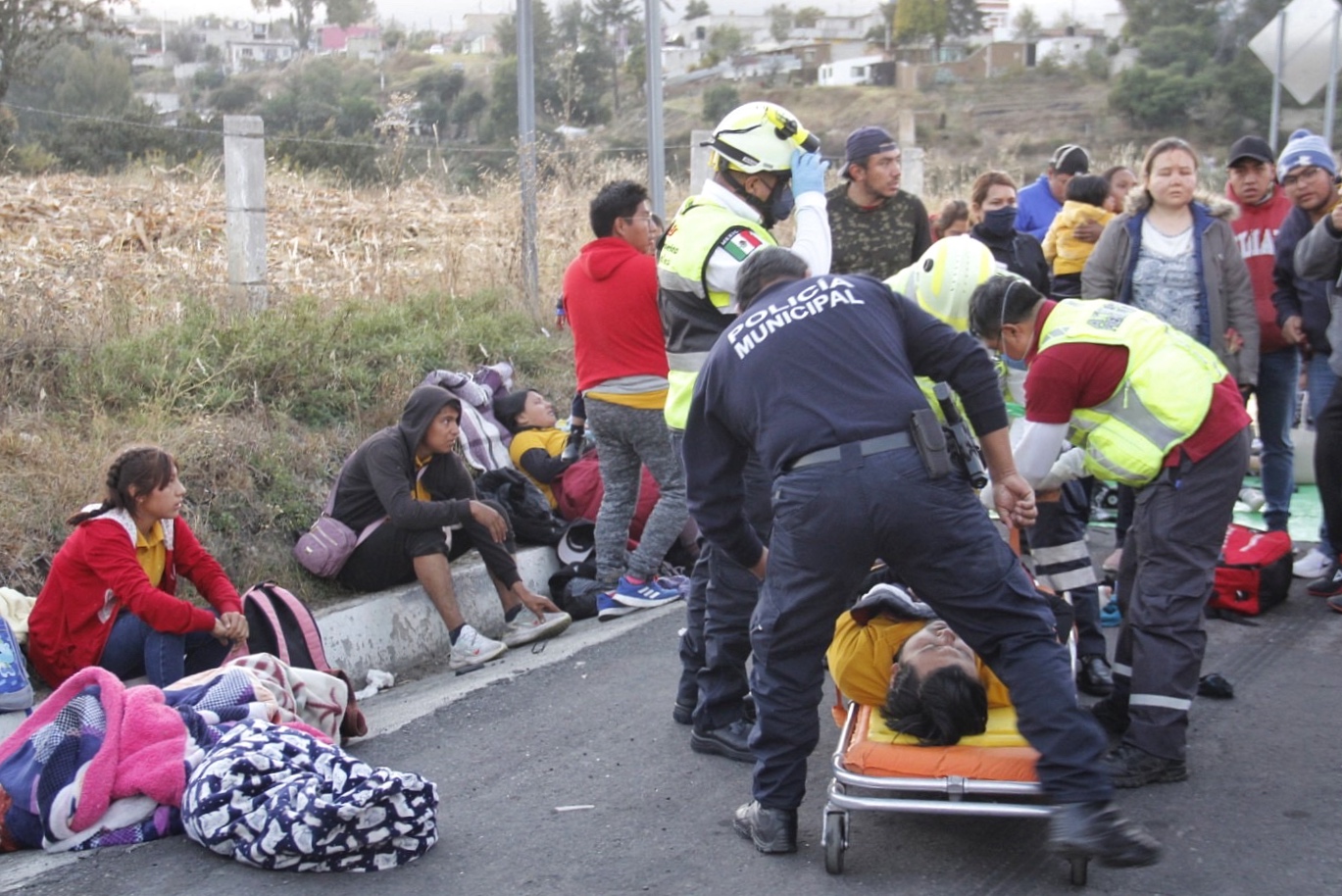 Deja 15 heridos choque  de camioneta con peregrinos y dos tráileres