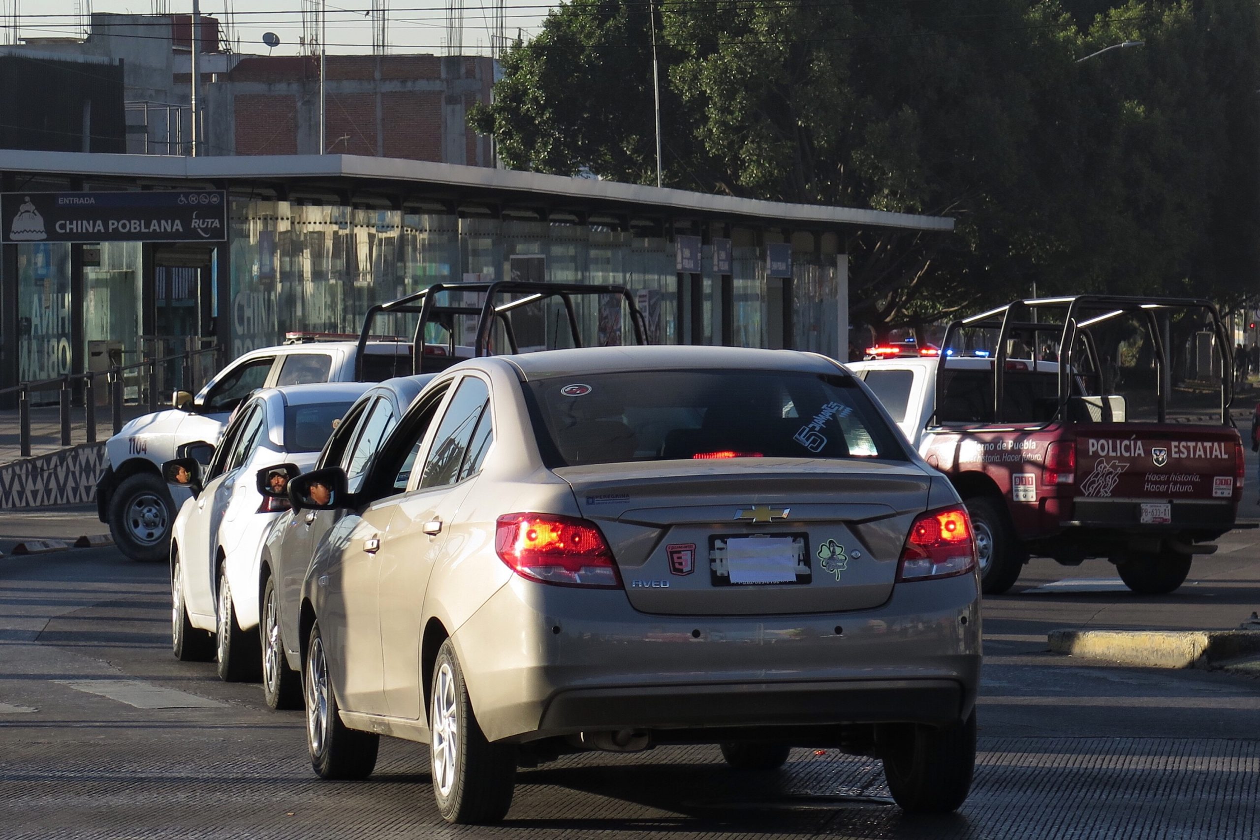 Conductores de Uber, Didi y Cabify bloquean avenidas en protesta por límite a tarifas