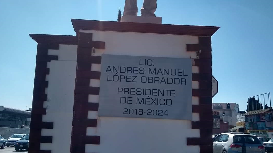 Develan estatua de «Andres» Manuel López Obrador en Atlacomulco