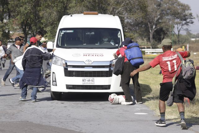 Arrollan agentes del INM a dos migrantes en la México-Puebla