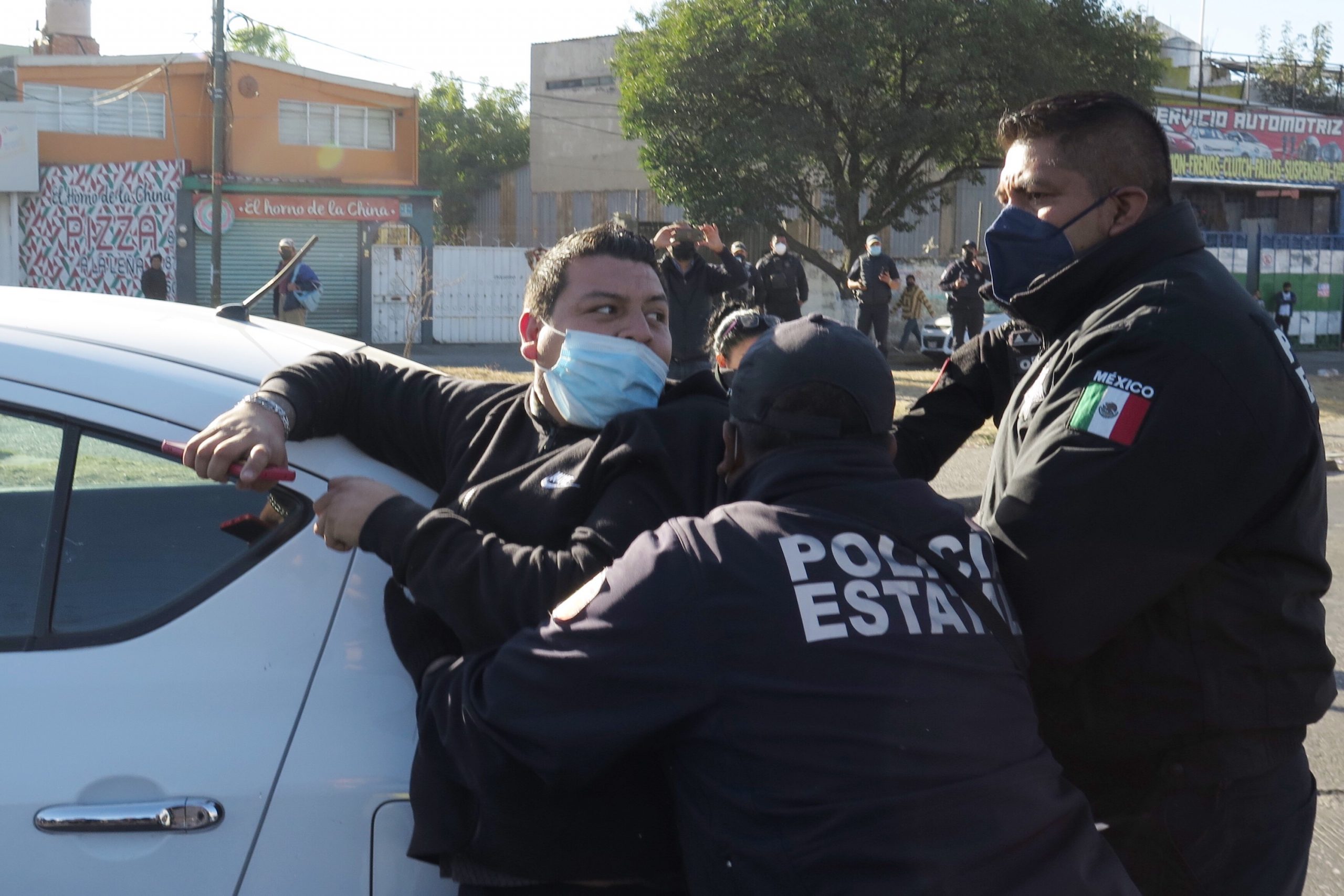 Policías y choferes de Uber y DiDi se enfrentan