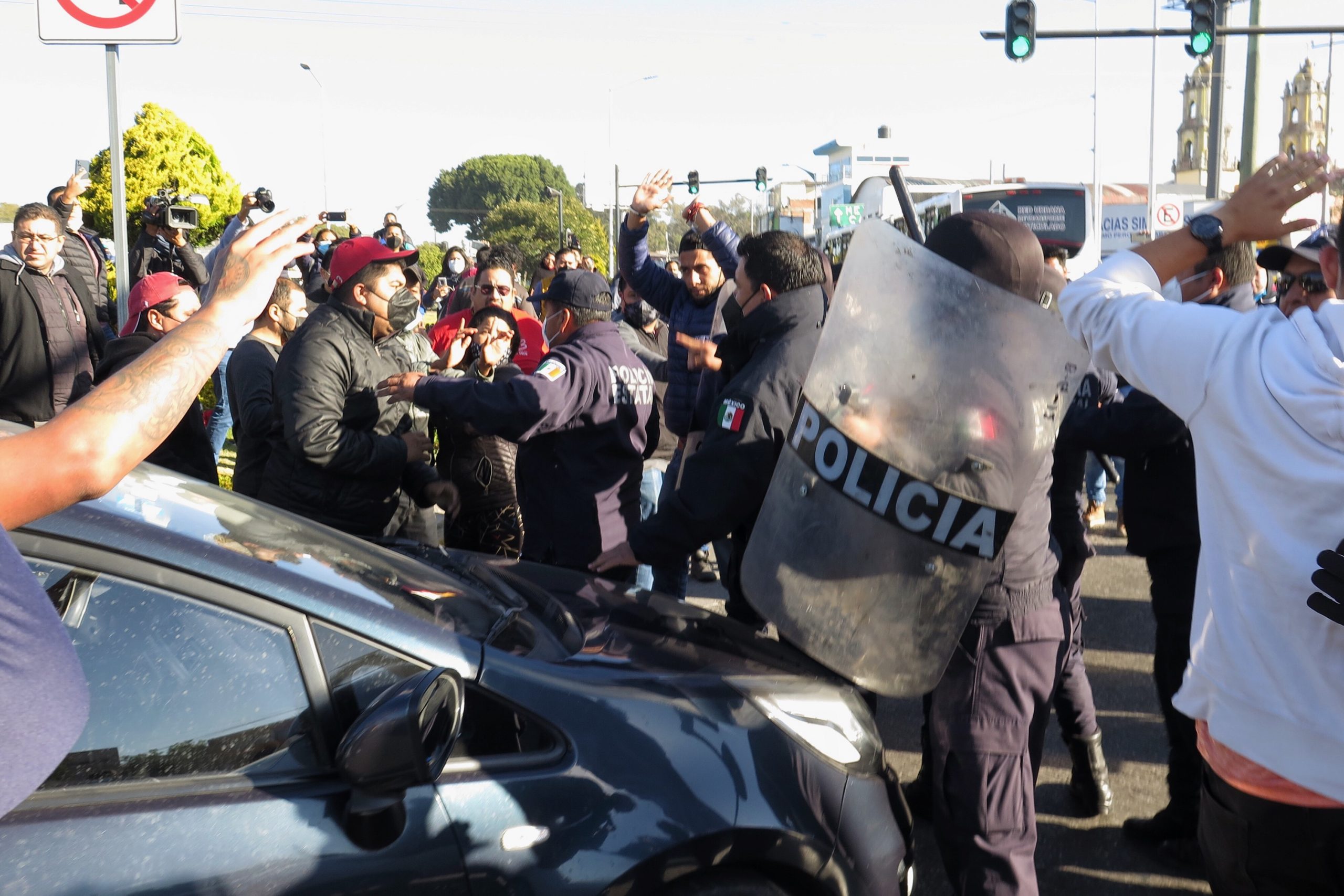 Enfrentamientos y un detenido, deja protesta de Uber por límite a tarifas
