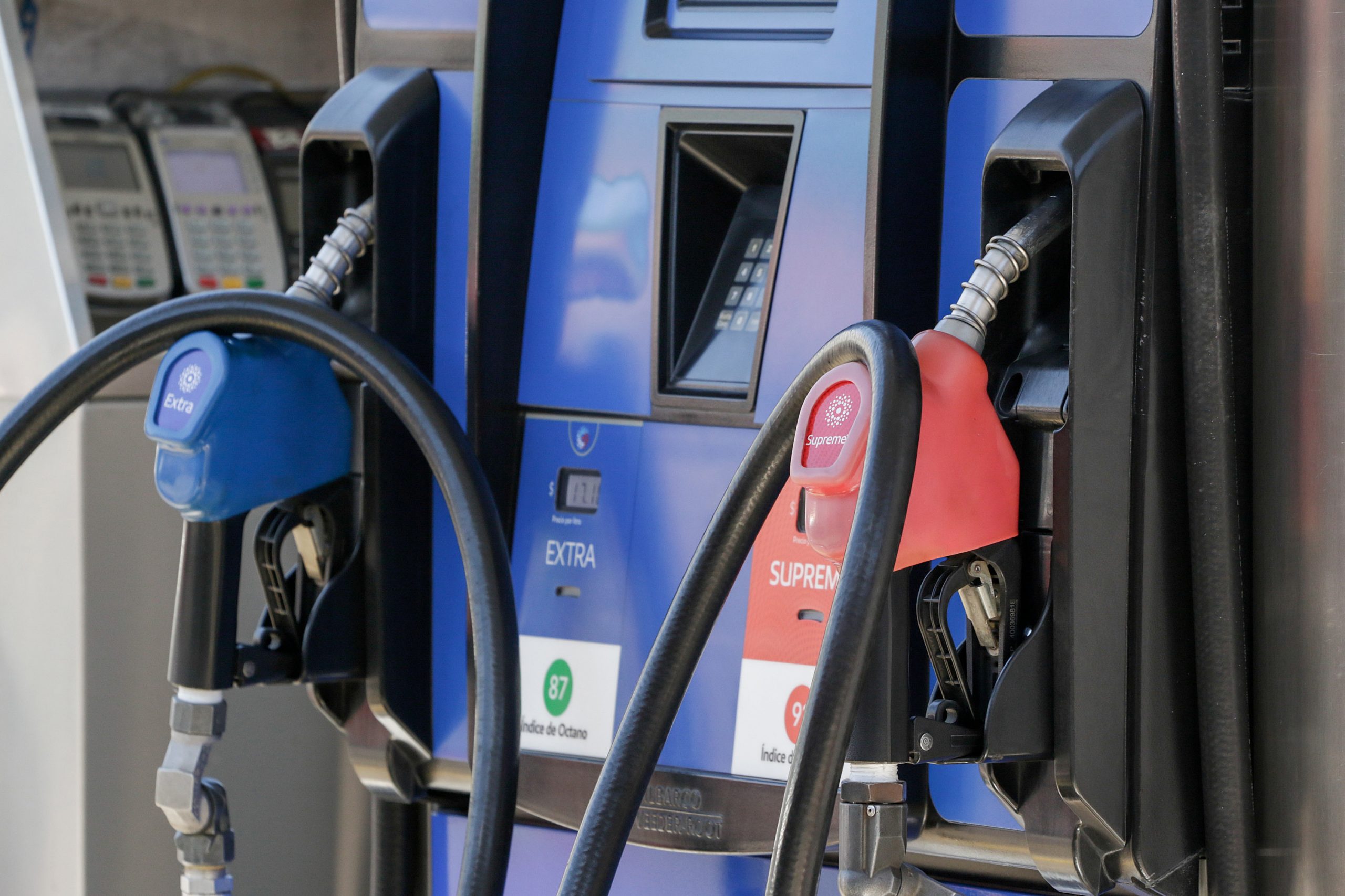 México mantiene precios más bajos en gasolina que EU