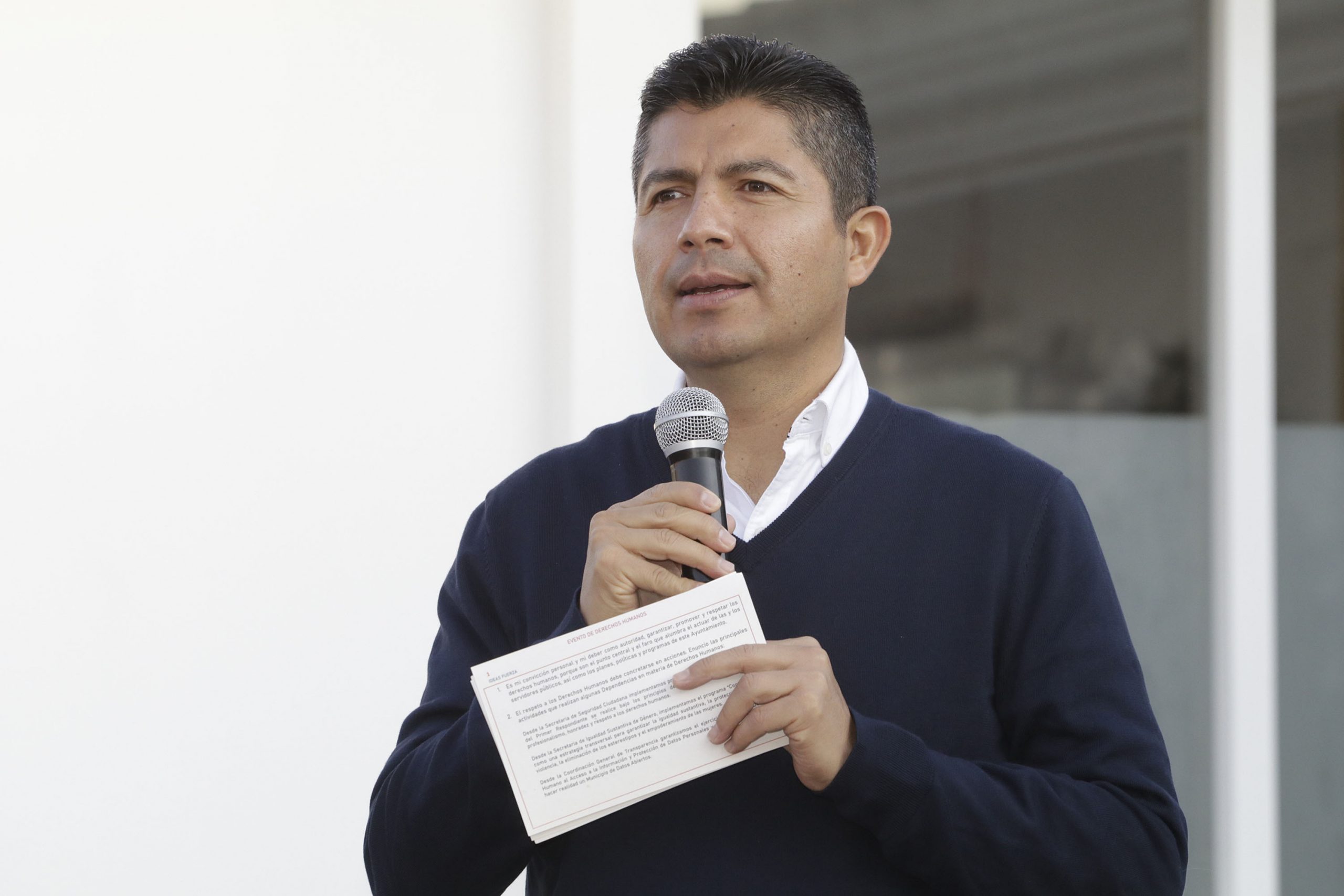 Eduardo Rivera pide a Fiscalía investigar a lideresa de sexoservidoras en Puebla