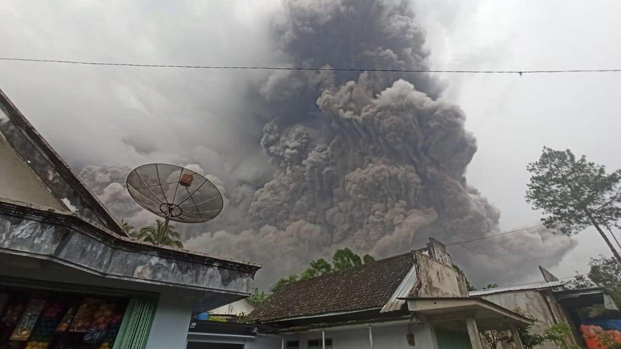 13 muertos y decenas de heridos por violenta erupción de volcán en Indonesia