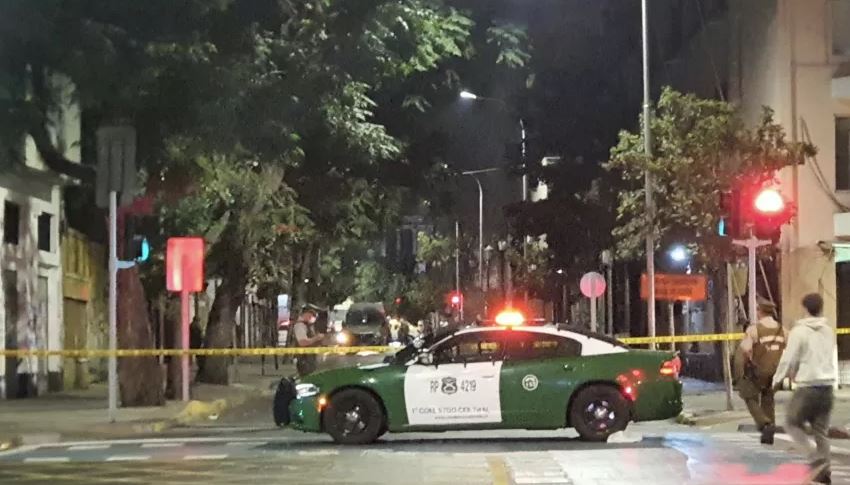 Investigan fuerte explosión en el frontis de la Dirección General de Gendarmería en Santiago