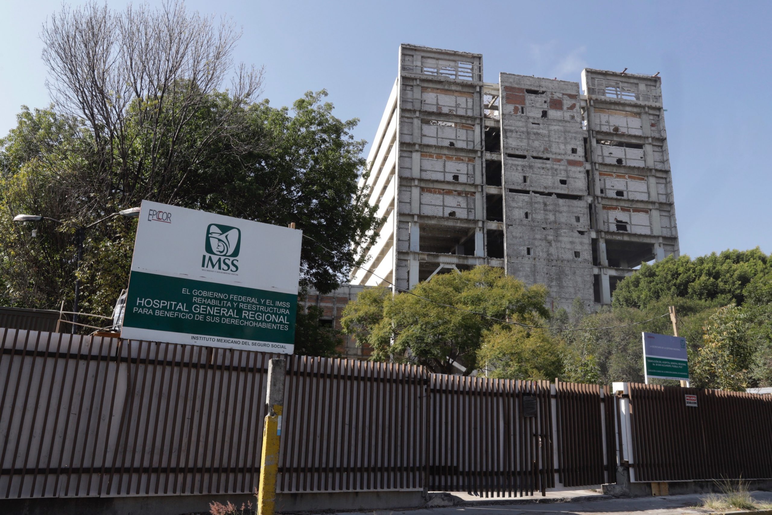 Miguel Barbosa y Zoé Robledo abordarán reconstrucción del Hospital San Alejandro