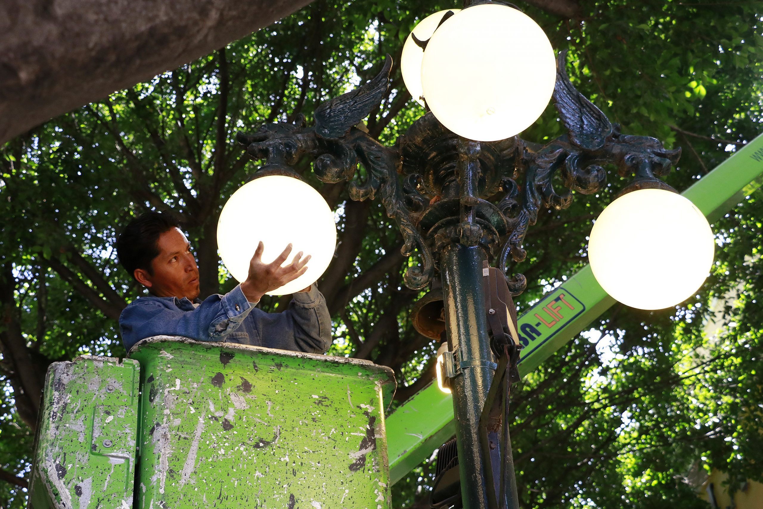 Protestan morenistas y ciudadanos en Congreso poblano contra cobro de luz pública