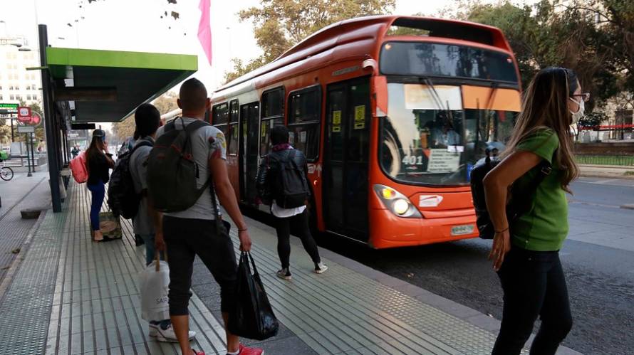 Segunda vuelta: Autoridades exigen a empresas de locomoción colectiva cumplir con frecuencia de buses el día de la elección