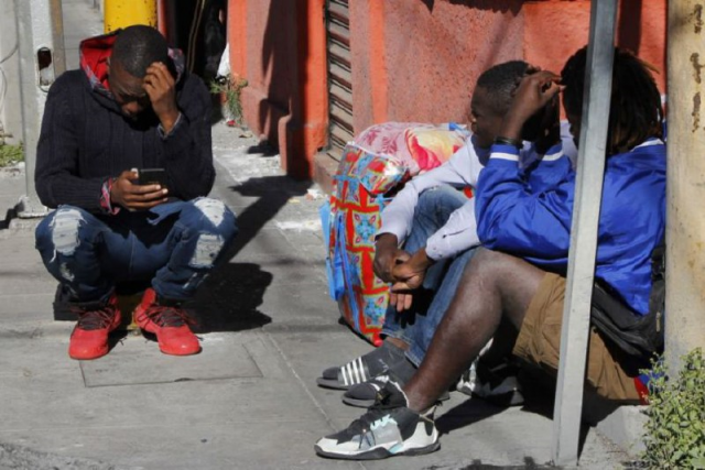 Migrantes varados en Puebla pasarán Navidad aún sin visa humanitaria