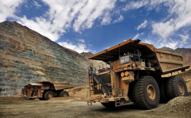 Constituyentes y organizaciones presentan iniciativa popular de norma por la nacionalización de empresas de la gran minería del cobre, litio y oro