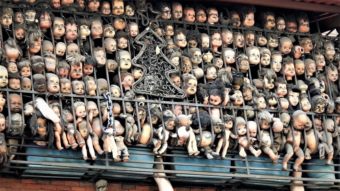 Terrifying dolls: What mystery is hidden behind a gloomy balcony in the center of Caracas?