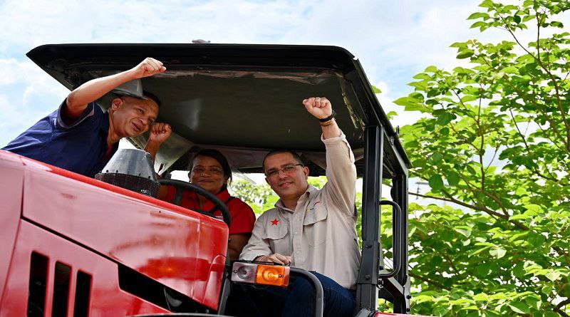 Gobierno Impulsa al Complejo Industrial Santa Inés para fabricar tractores y maquinarias