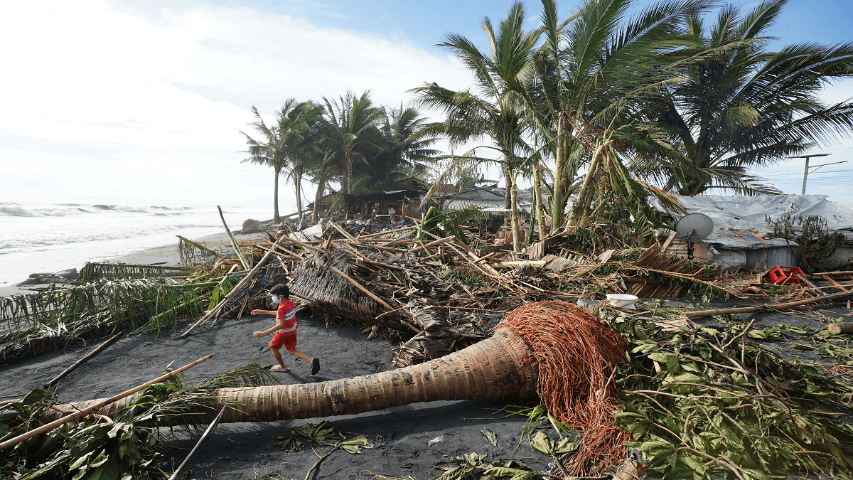 Video: Se eleva a 99 la cifra de muertos por impresionante tifón Rai en Filipinas