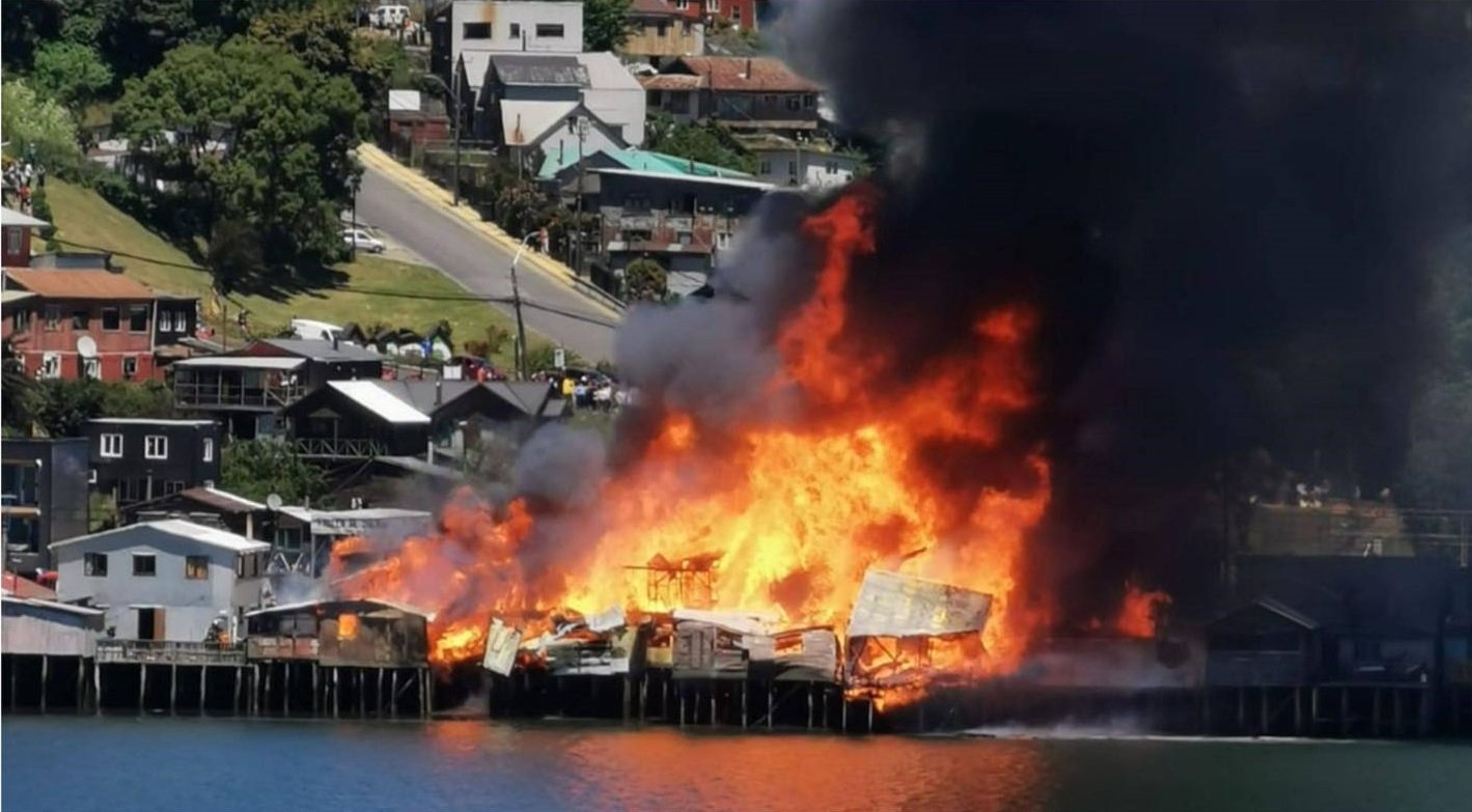 Voraz incendio arrasó con varios palafitos patrimoniales de Castro, Chiloé