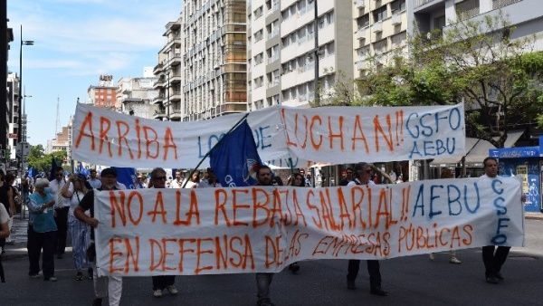 Trabajadores pertenecientes a la banca uruguaya protestan por recorte salarial