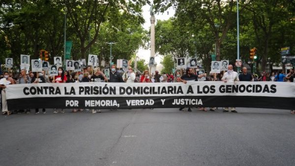 Miles de uruguayos marchan en rechazo al proyecto de ley que otorgaría prisión domiciliaria a genocidas