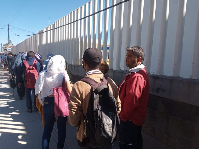 Acompañados, entre risas, dolor y espera, miles de menores acuden a vacunarse