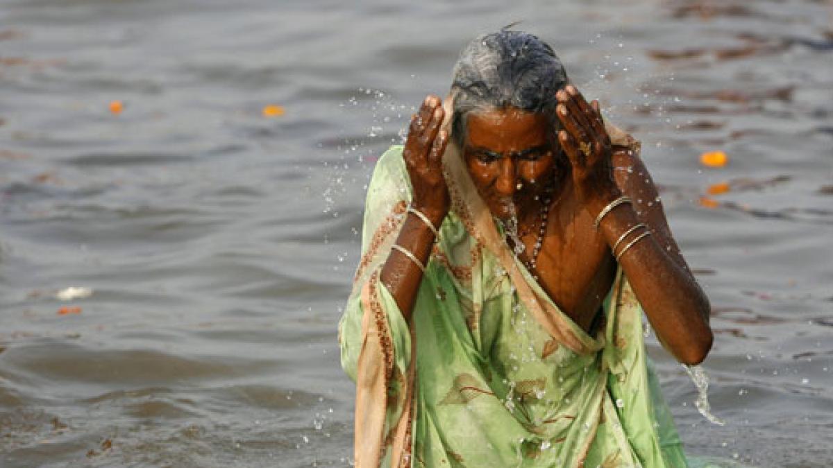 En India celebran el “baño sagrado” mientras sube la tercera ola con cifras récords de Covid-19