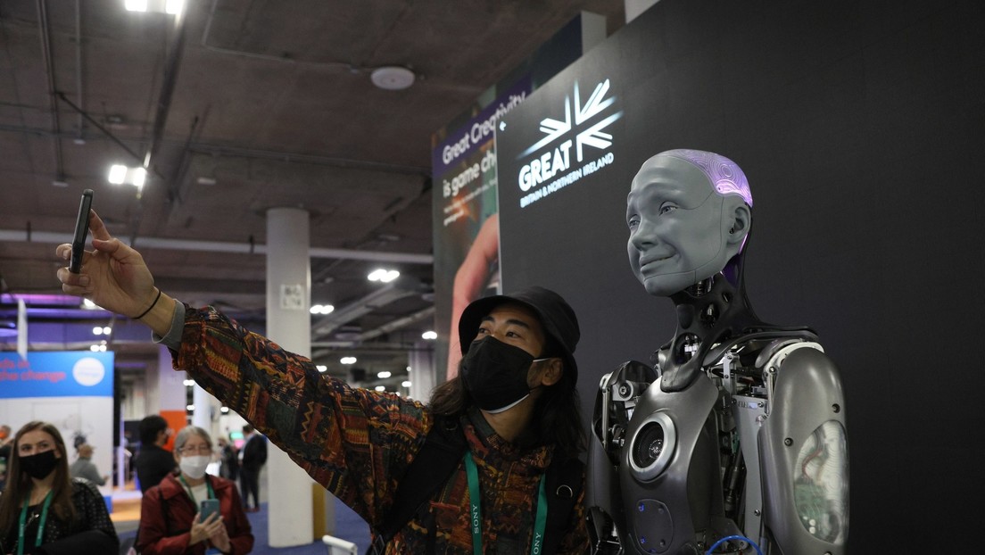 (Video) El robot humanoide hiperrealista Ameca interactúa con la gente durante exposición de tecnología