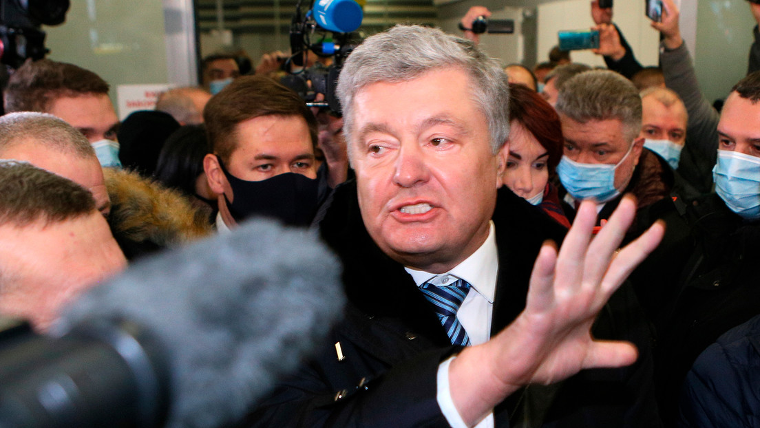 Expresidente Piotr Poroshenko regresa a Ucrania y una multitud de sus partidarios impide la detención en el aeropuerto de Kiev