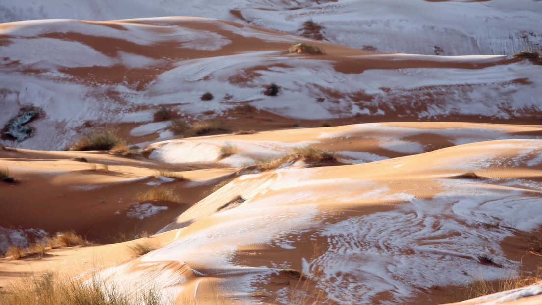 (Fotos) Una nevada tiñe de blanco dunas en la «puerta de entrada al desierto» del Sáhara