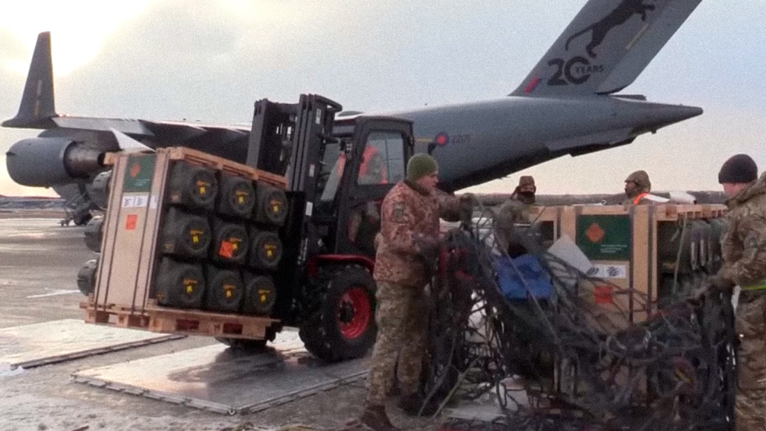 (Video) En medio de la tensión: Ucrania recibe sistema de armamento ligero antitanque británico