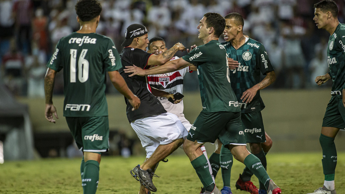 (Video) Un hincha invade la cancha para agredir a futbolista del equipo rival en Brasil y luego encuentran un cuchillo en el césped
