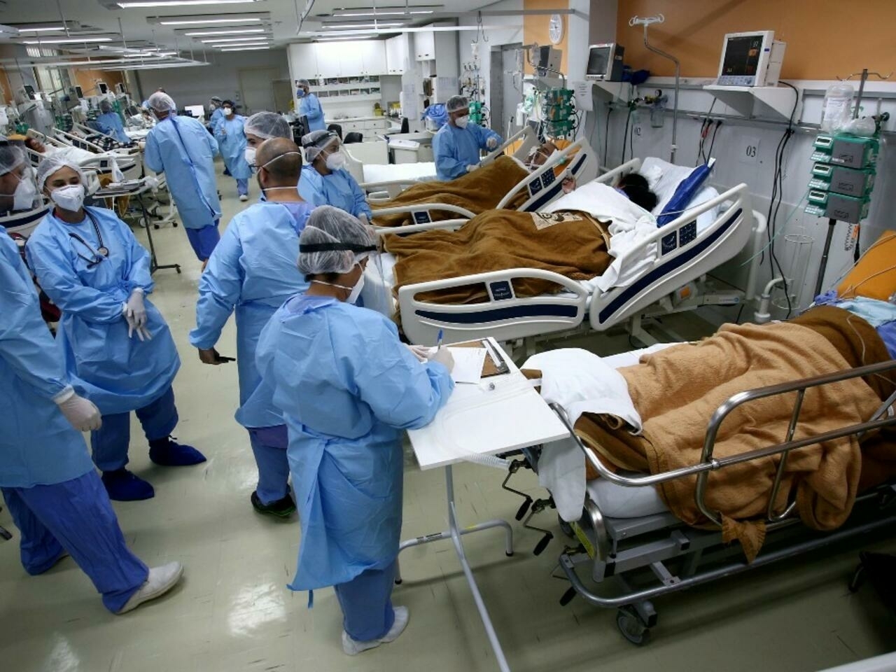 Por covid-19: ocupación de camas en hospitales de Brasil supera el 80%