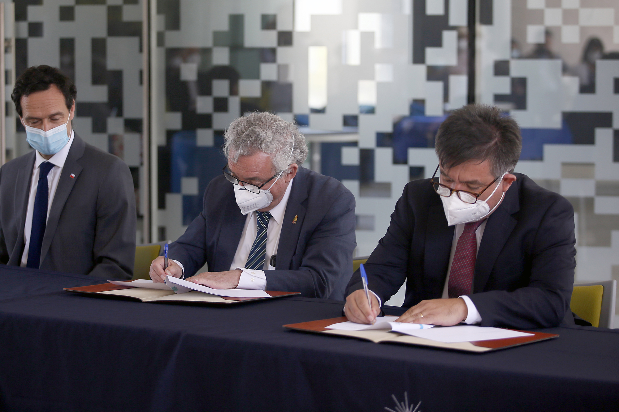 U. de Chile recibe donación del patrimonio bibliográfico de la Universidad ARCIS