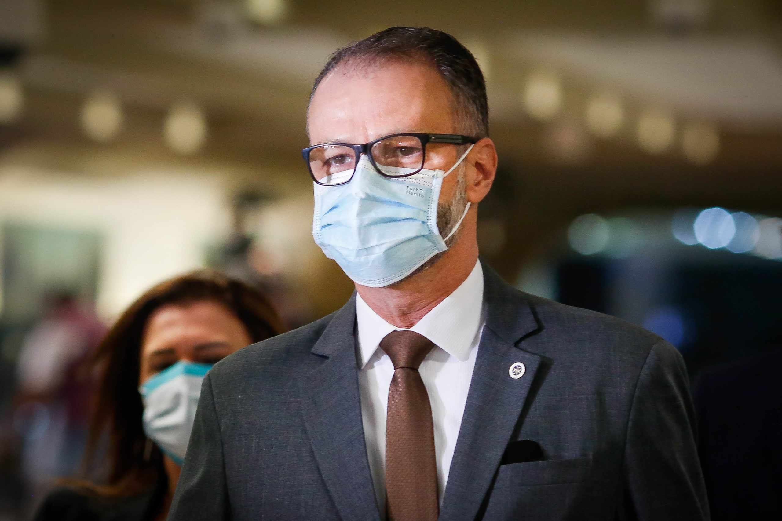 Director de agencia sanitaria de Brasil fustiga a Bolsonaro por su postura ante llegada de ómicron
