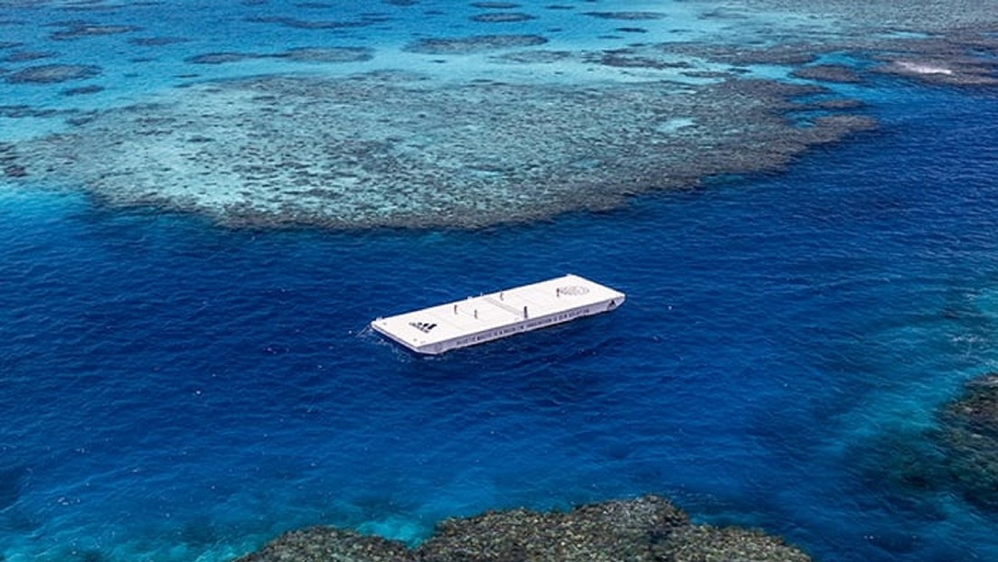 (Video) Instalan en la Gran Barrera de Coral australiana una cancha flotante de tenis hecha de plástico reciclado