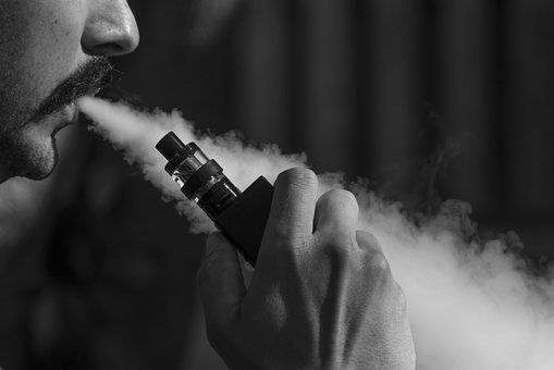 Exposición al vapor de cigarrillos electrónicos aumenta riesgo de padecer bronquitis y falta de aliento