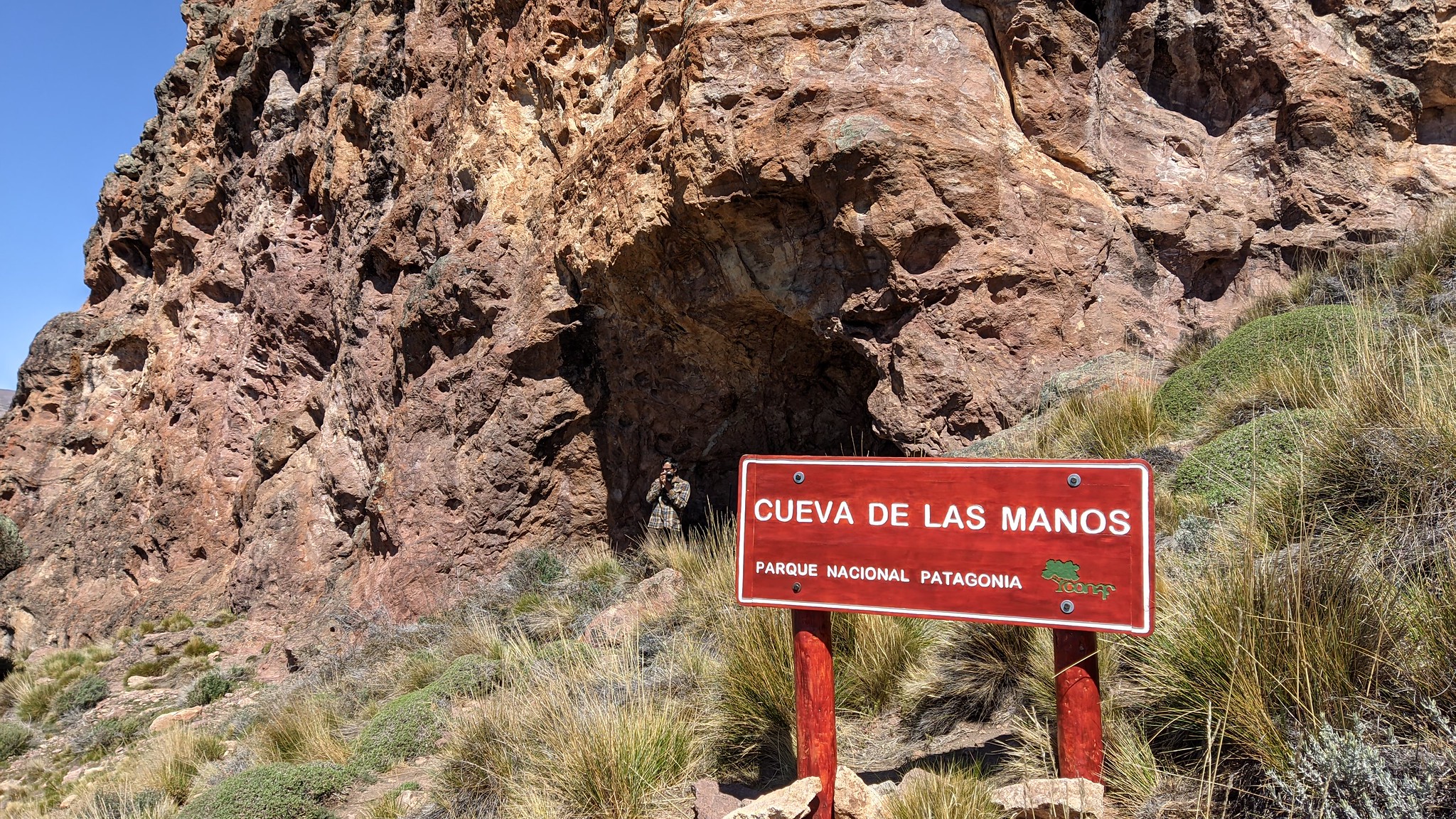 Denuncian grave daño patrimonial en el Parque Nacional Patagonia: Rayaron las pinturas rupestres de la Cueva de las Manos
