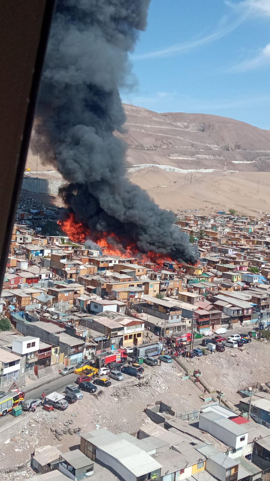 Fuerte incendio en campamento de Iquique dejó 100 casas destruidas y 400 damnificados