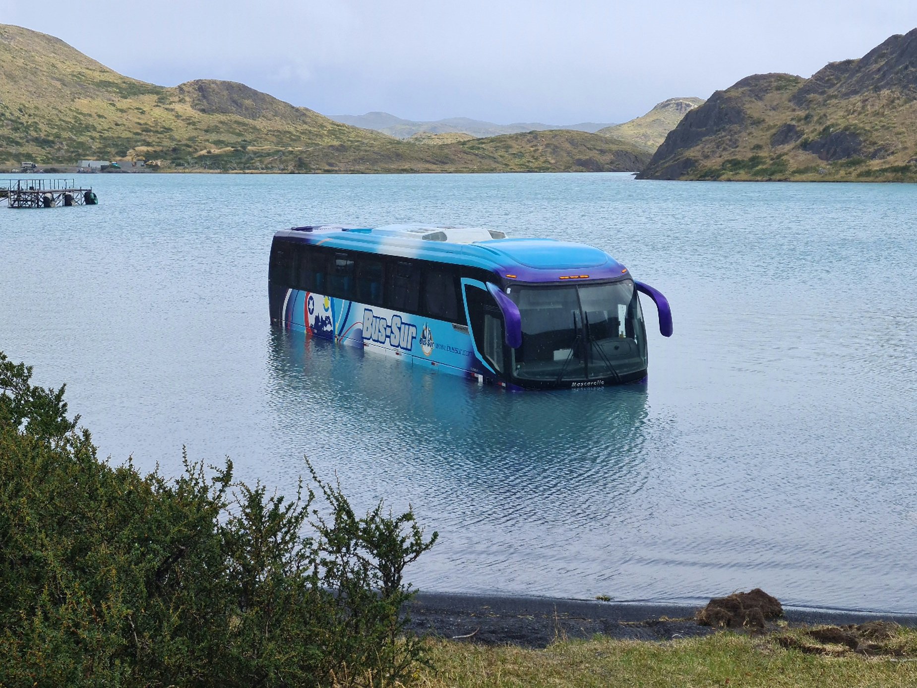 Bus cayó al Lago Pehoé en el Parque Torres del Paine: Conaf estudia acciones legales por eventuales daños al ecosistema