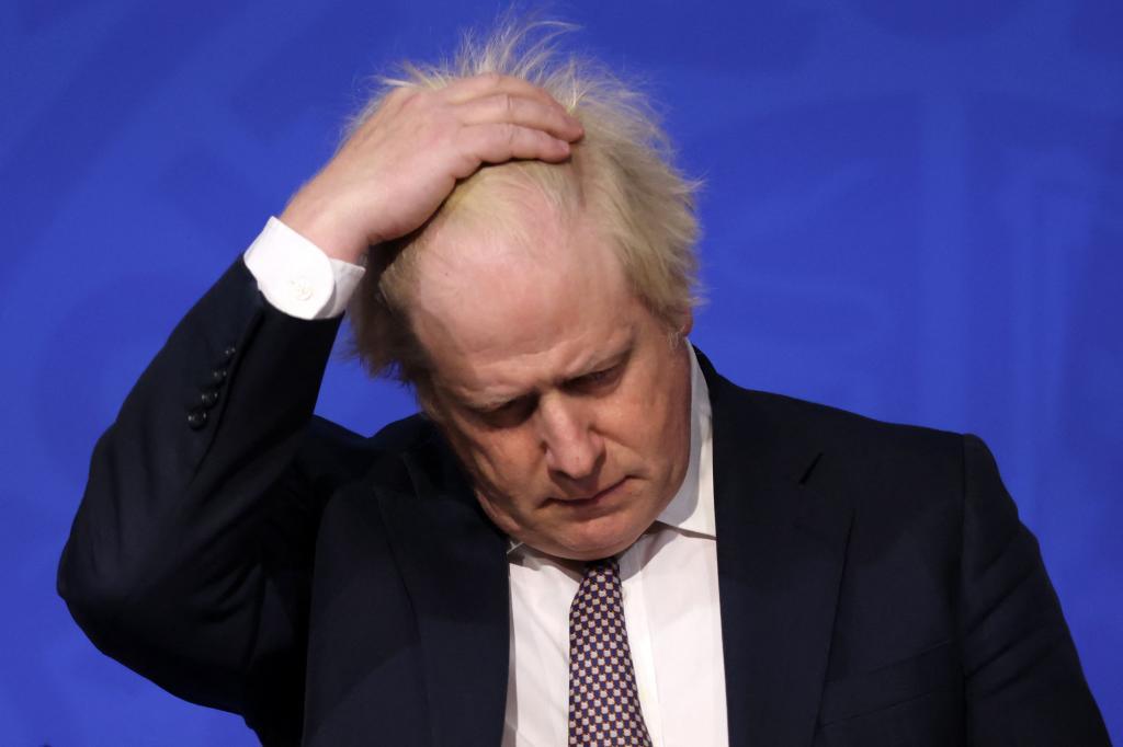 Piden dimisión del primer ministro británico ante nuevo escándalo por fiesta en pleno confinamiento