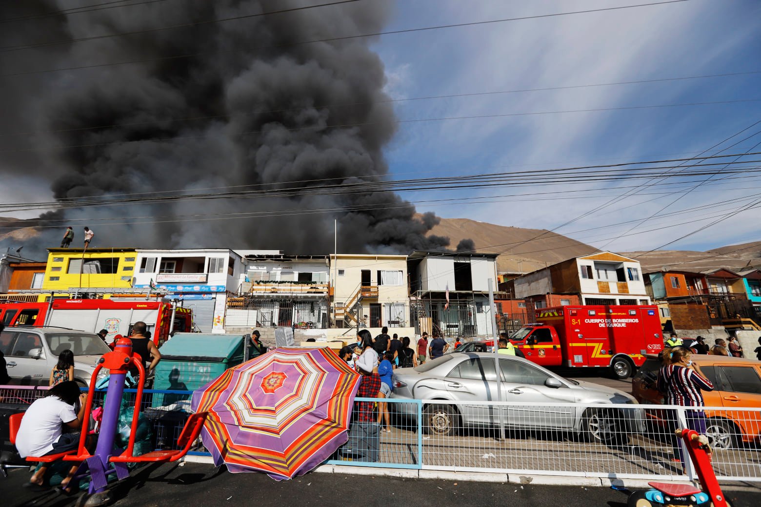 Iquique: Gobierno de Bolivia entrega apoyo a sus compatriotas afectados por el incendio en campamento Laguna Verde