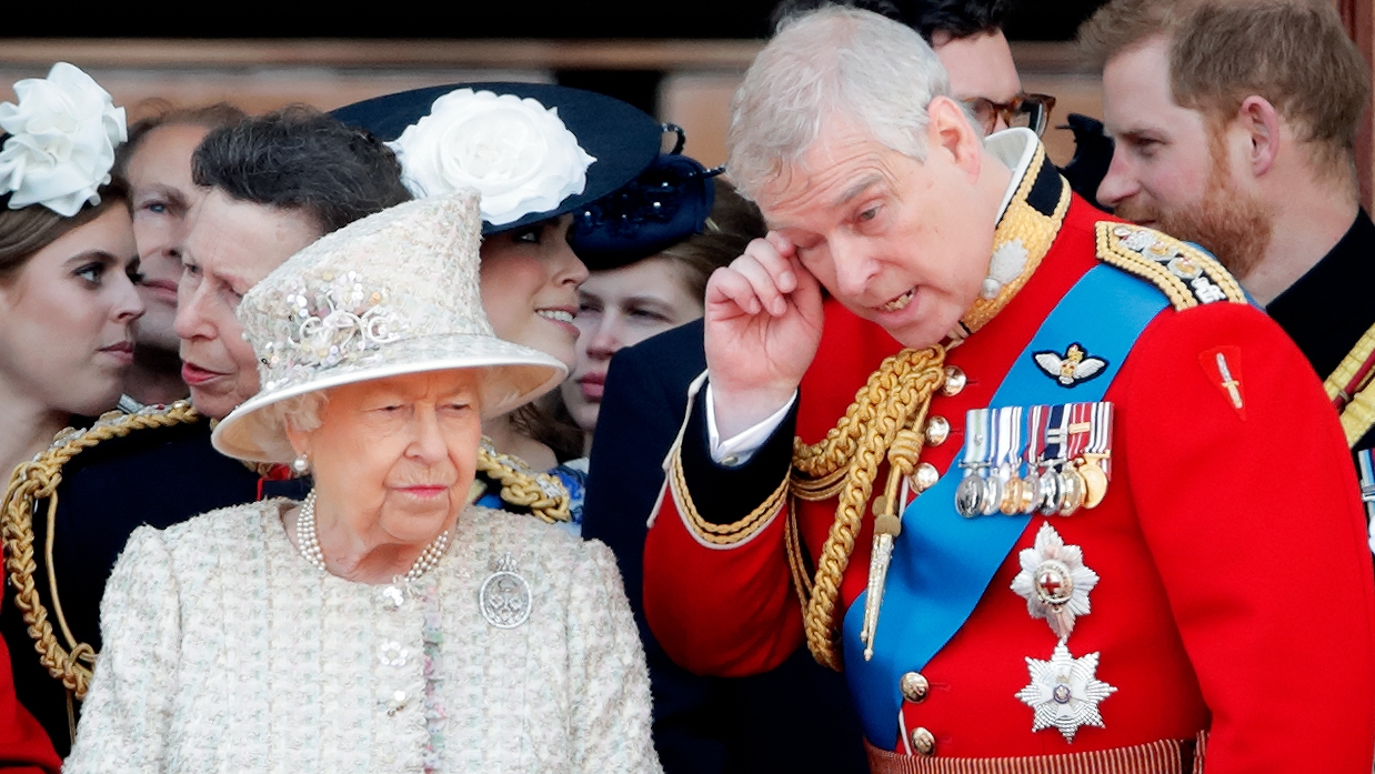 Isabel II retira honores reales a su hijo Andrés por acusaciones de abuso sexual