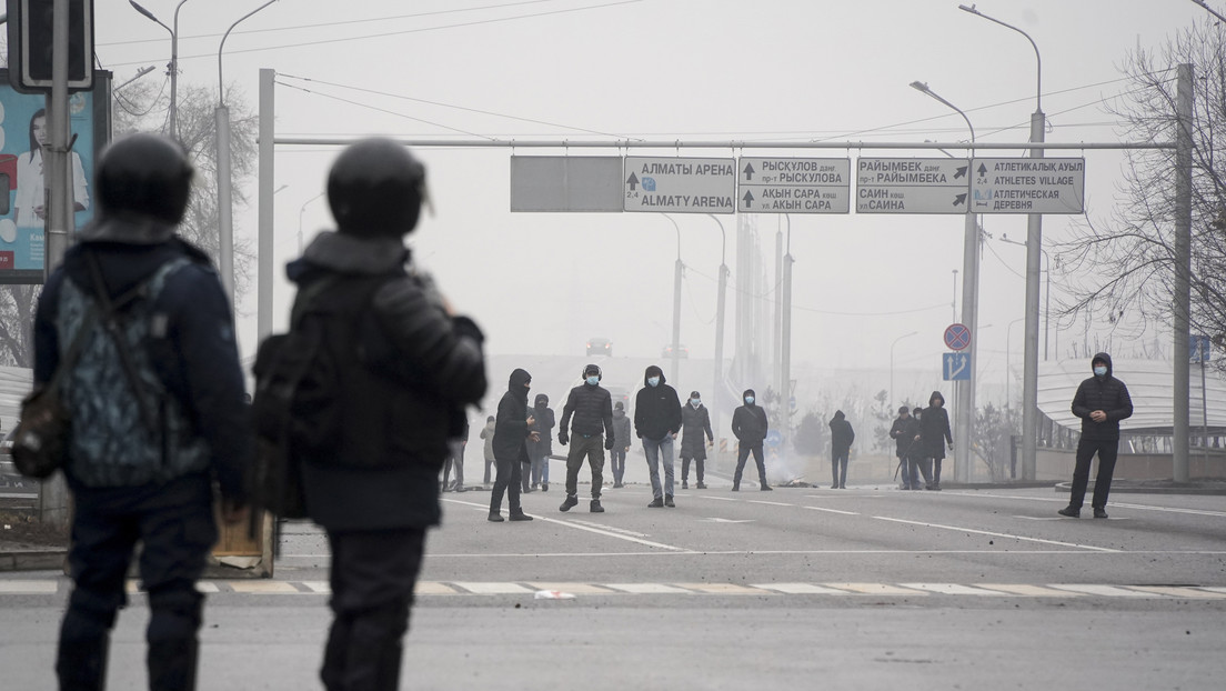 Autoridades de Kazajistán atribuyen protestas a «invasión de bandas armadas preparadas en el extranjero»
