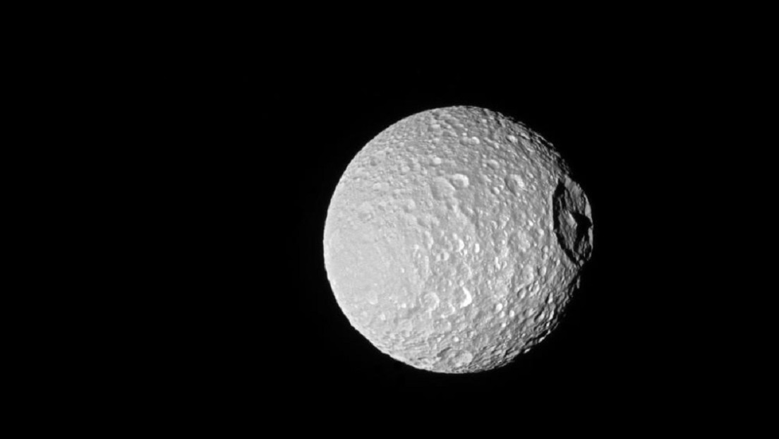 Nuevo estudio: La Luna Mimas de Saturno podría esconder un océano bajo una capa de hielo de hasta 31 kilómetros de espesor