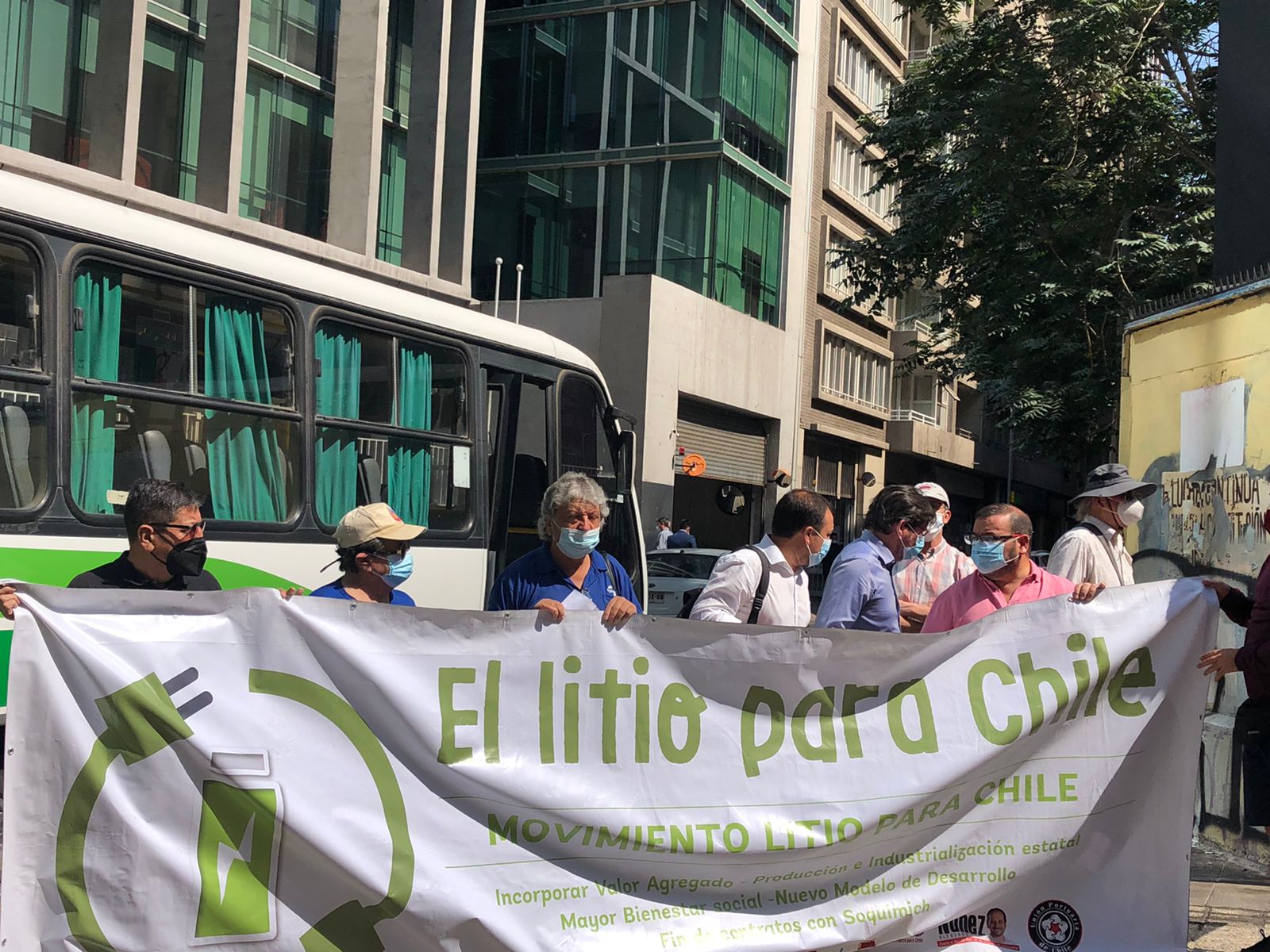 Movimiento El litio para Chile se manifiesta contra licitación y denuncia incumplimiento en tratado anterior