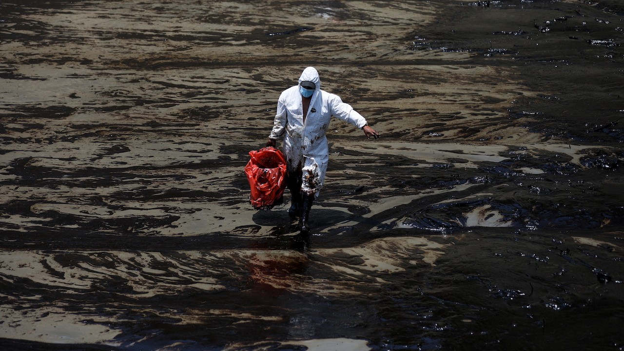 Olas de erupción en Tonga provocan derrame de petróleo en Perú