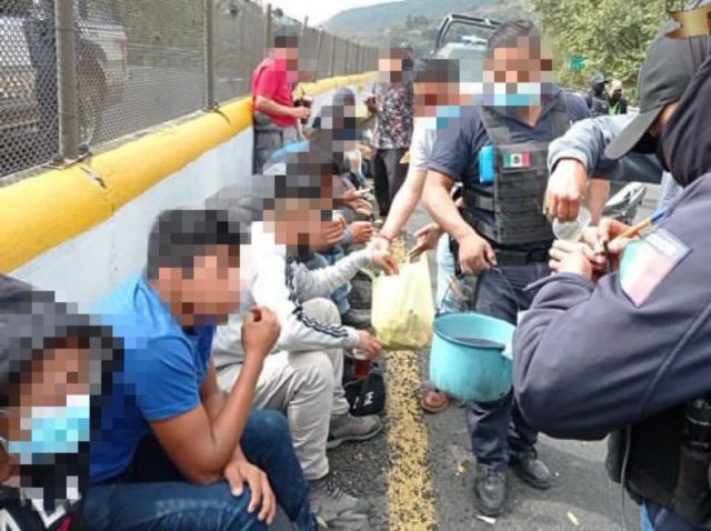 Tráiler con 38 migrantes choca contra muro de contención en Veracruz