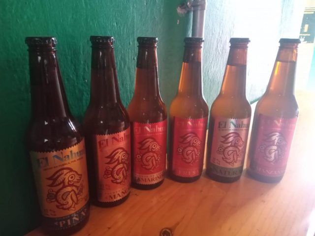 Embotellan pulque para ofertarlo en internet