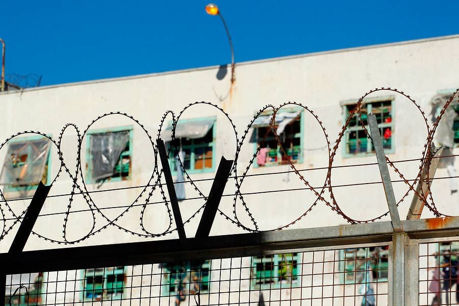 Advierten a ministro de Justicia por crítica situación de pabellón femenino en cárcel de San Miguel: Interna habría dado a luz en una jaula