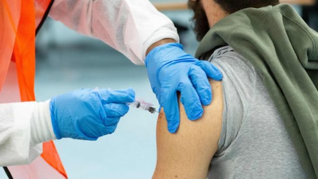 Advierten que Gobierno inicia inoculación de cuarta dosis sin que haya evidencia científica que indique su necesidad